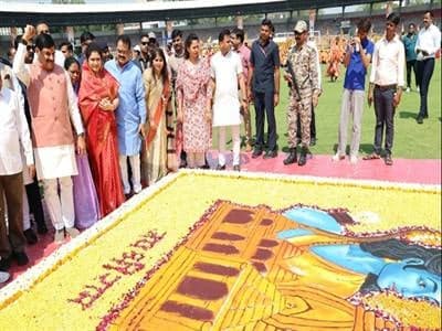 मुख्यमंत्री ने देखीं श्रीराम मंदिर, मोदी और विकसित भारत पर रंगोलियां