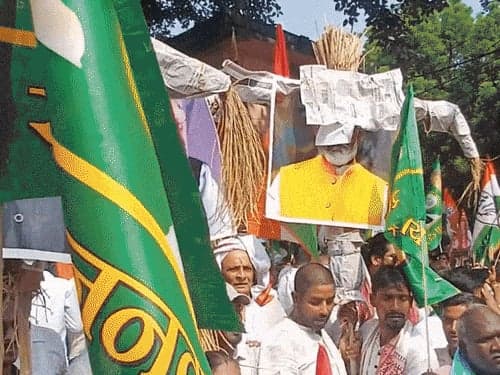 महागठबंधन ने निकाला 'लोकतंत्र बचाओ' मार्च, चुनाव आयोग की कार्यप्रणाली पर उठाए सवाल