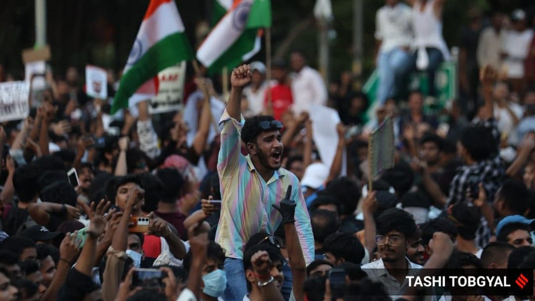 निराशा के दौर में युवाओं का आंदोलन बना आशा की किरण, दे रहा अहिंसा और अधिकारों का पाठ