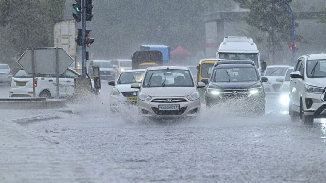 बेंगलुरु में तेज हवाओं संग भारी बारिश, सड़कों पर जलजमाव