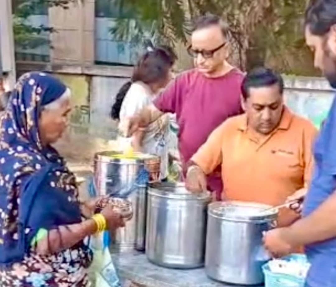 हैदराबाद: अजय कुमार अग्रवाल ने पत्नी के जन्मदिन पर जरूरतमंदों को भोजन कराया, जताई सेवा की महत्ता