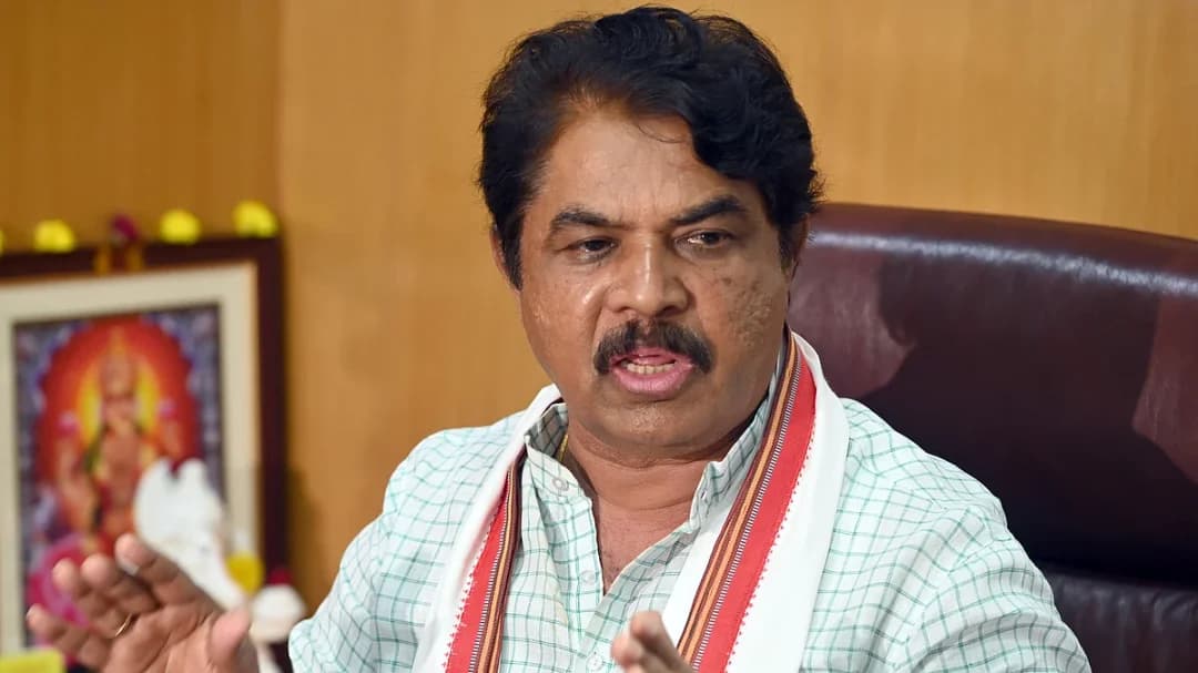 अशोक का CM पर वार: सूखे में ड्रामा, आयोग के सामने अवैध धरना