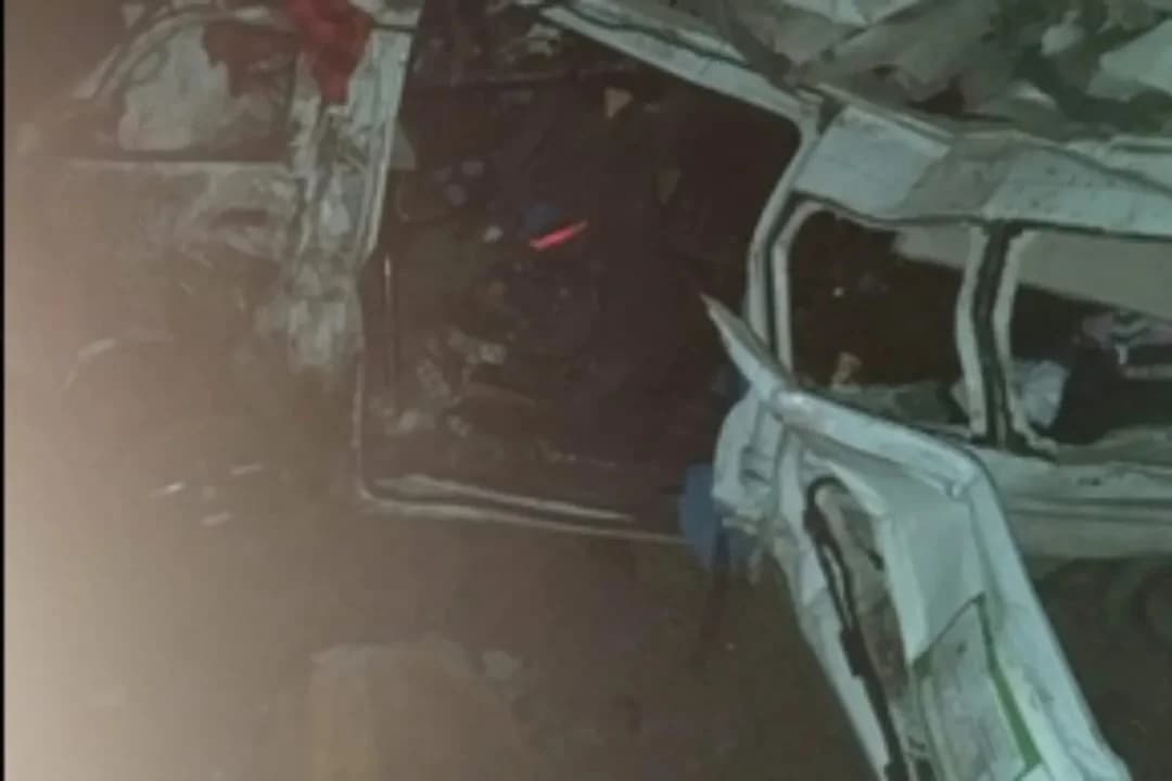 केन्या के नैरोबी-मोम्बासा हाईवे पर तड़के सुबह लॉरी-ट्रक और मिनीबस की टक्कर में 17 लोगों की दर्दनाक मौत