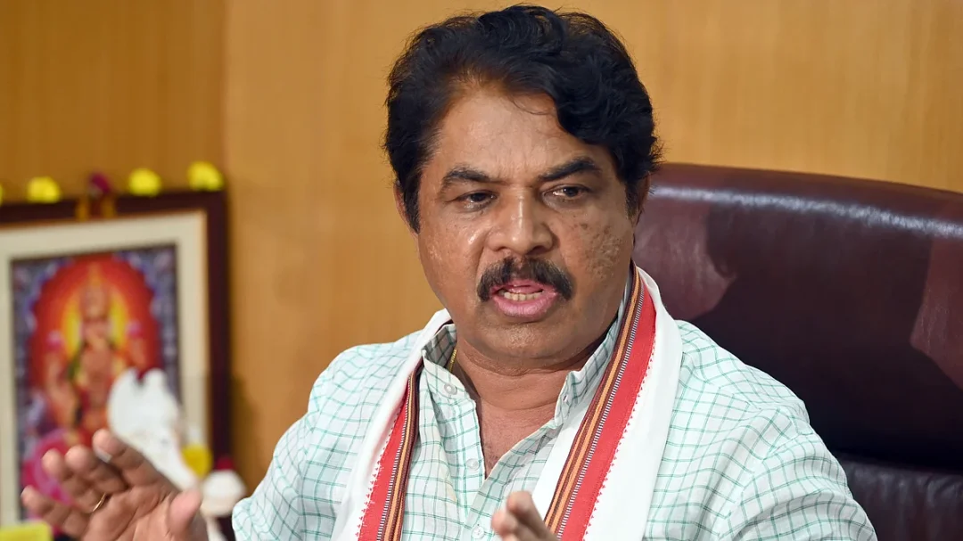 अशोक का CM पर वार: सूखे में ड्रामा, आयोग के सामने अवैध धरना